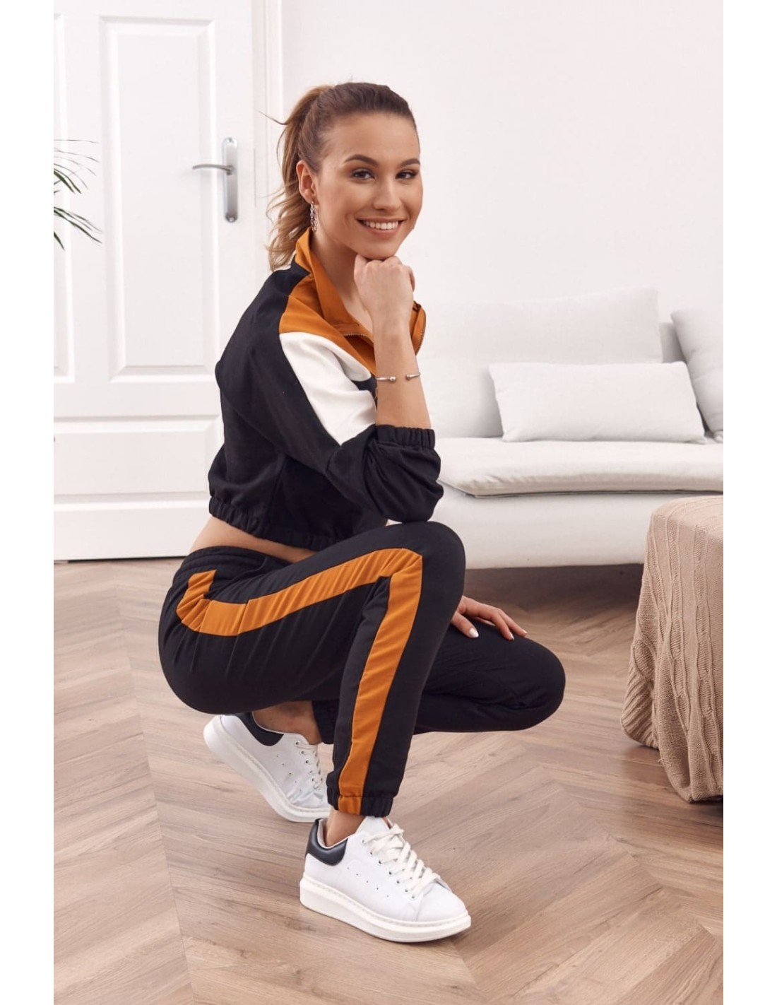 Bequemer Trainingsanzug, Sweatshirt mit Stehkragen und Hose, Senf und Schwarz 01039 – Online-Shop – Boutique